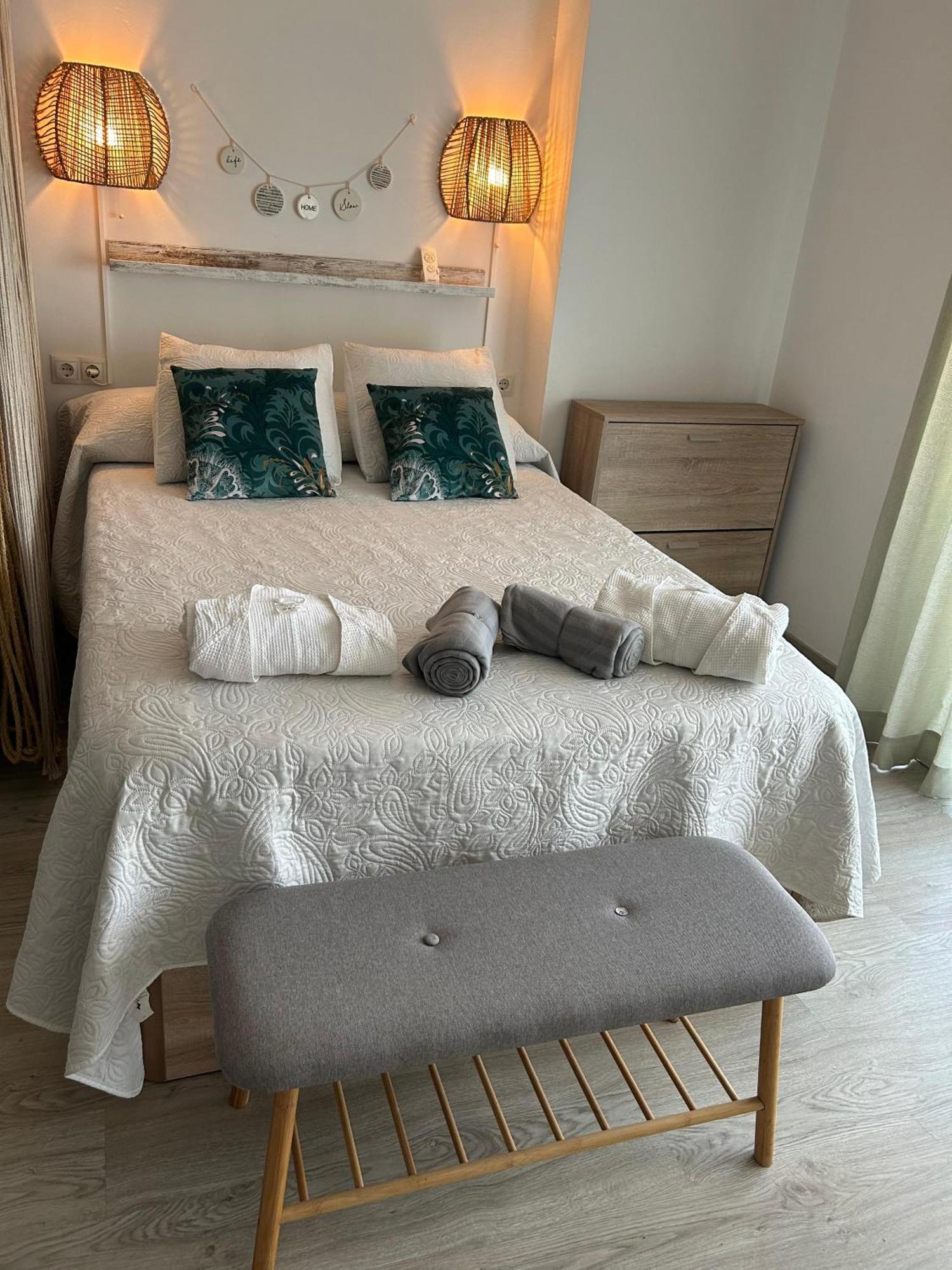 Apartamento Totalmente Reformado Con Piscina Y Jardines Al Lado De La Playa De La Carihuela Torremolinos Bagian luar foto